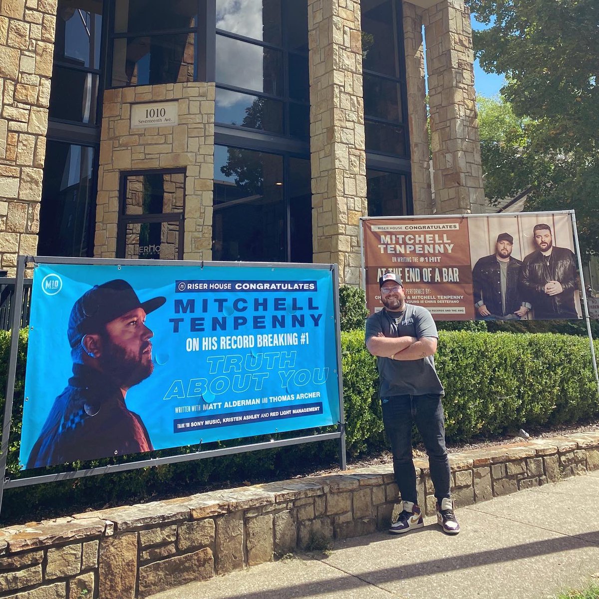 m10penny's tweet photo. ☝🏼Country radio, thank y’all. Thank you to every single person who made this happen. I have the best team & fans in the world. We made history!!!! I’ll be celebrating for a while about this one. Cheers y’all!! #TruthAboutYou #1 https://t.co/FqCMcNg4sA