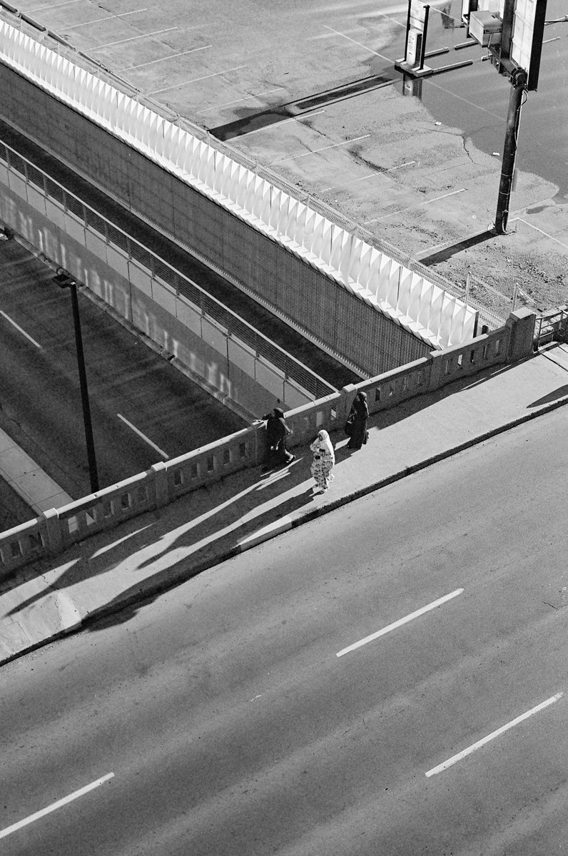 firedshutter's tweet photo. The Looming Shadows
-
📷 Minolta X-570
🔍 Minolta MD Rokkor 50mm f1.4
🎞 Ilford XP2 Super 400
.
#ilford #ilfordxp2 #minolta #filmphotography #35mm #film #streetphotography #people #shadows https://t.co/XSM4ejdmCI