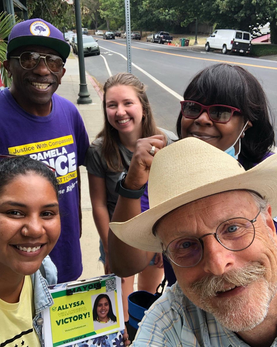 Victory4Oakland's tweet photo. We had a great time out with team @PPriceCares talking to Lakeshore and Trestle Glen neighbors!
#VictoryforOakland #Victoryforvoters #Victoryforpublicsafety #Victoryforcriminaljustice #PriceforDA #PriceisRight #electBlackwomen #Blackwomenlead https://t.co/QNPl3u1xWN