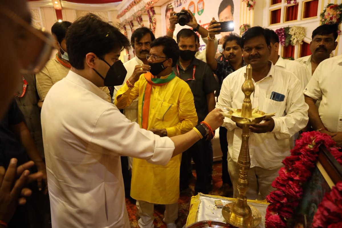 केंद्रीय मंत्री श्रीमंत <a href="/JM_Scindia/">Jyotiraditya M. Scindia</a> जी ने आज, ग्वालियर में भारतीय जनता पार्टी के वरिष्ठ नेता श्री दर्शन सिंह कुशवाह जी के पेट्रोल पम्प का उद्घाटन किया एवं भविष्य में उन्नति की शुभकामनाएँ दी।
<a href="/BJP4MP/">BJP Madhya Pradesh</a>