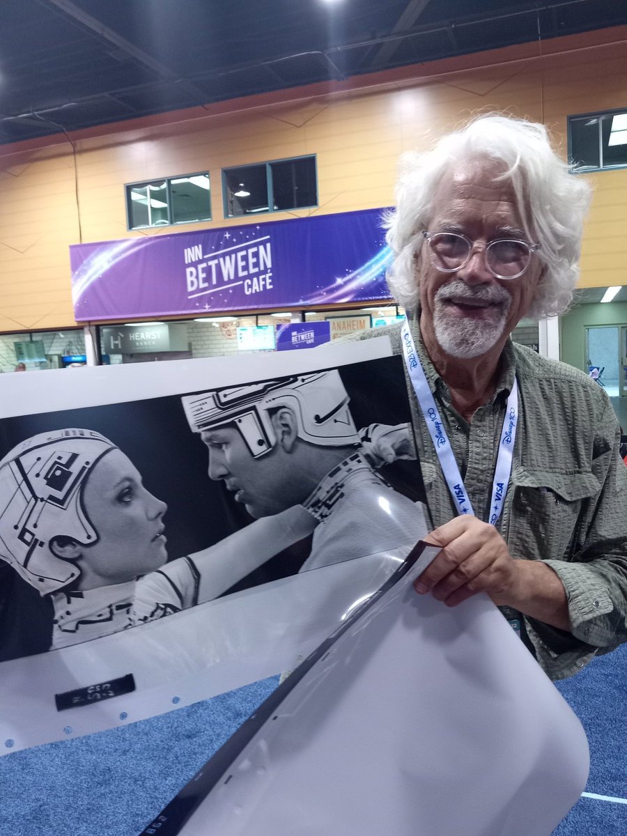 SpaghettiWolf69's tweet image. Such a moment!!🤯🤯 Got to see John Scheele and the Tron cells up close!! #tron40 #backtothegrid #D23Expo