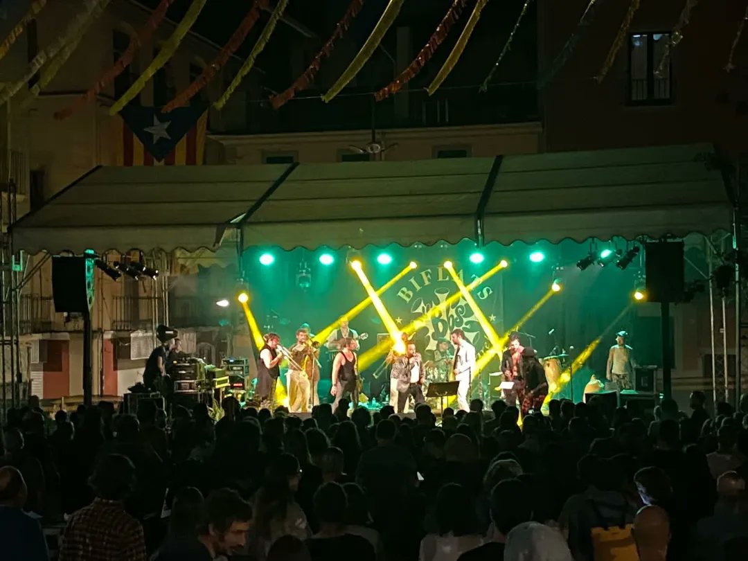 Biflats's tweet photo. Gràcies #Olot!!! Va ser un plaer retrobar-nos a les #FestesdelTura!! ❤❤❤

Ara toca fer un descans a can Biflats. Tornarem en uns mesos amb nou material i nova energia 🎺💥 #Fanfarrona #Catalanfanfare #Cobla https://t.co/3DsVokl5pa