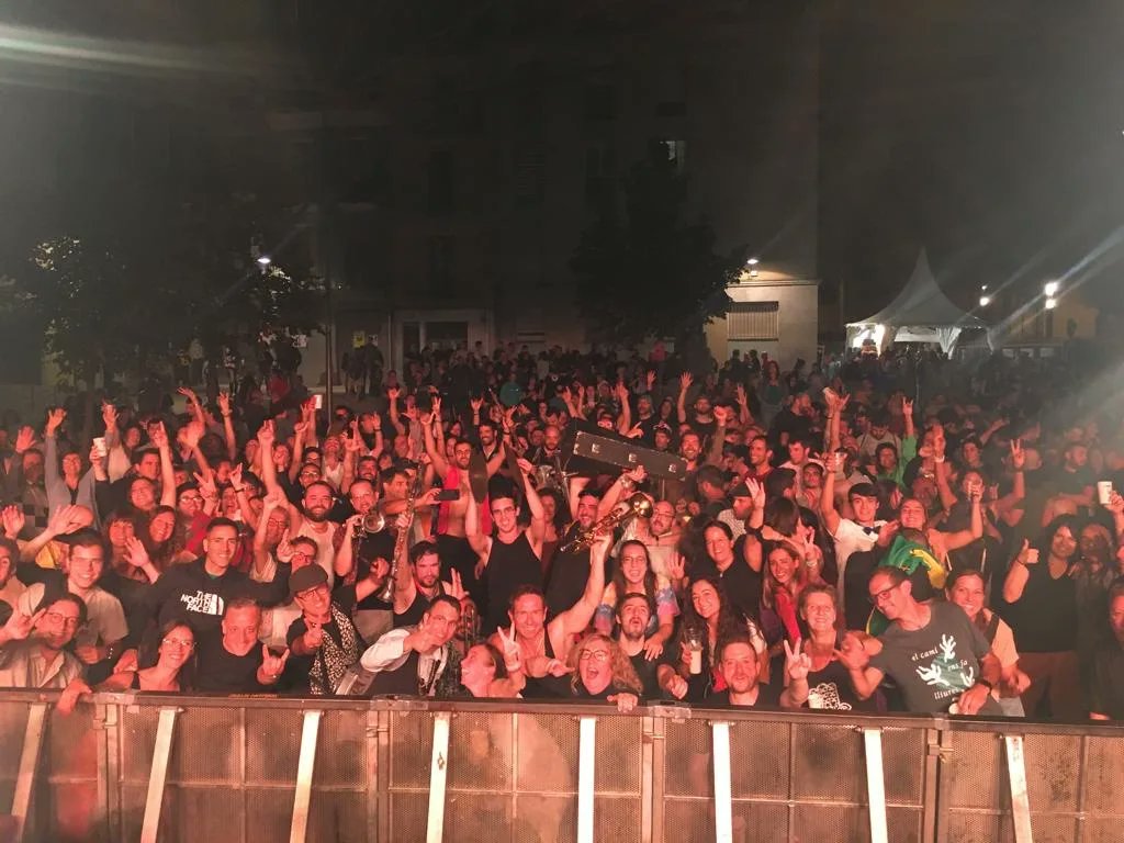 Biflats's tweet photo. Gràcies #Olot!!! Va ser un plaer retrobar-nos a les #FestesdelTura!! ❤❤❤

Ara toca fer un descans a can Biflats. Tornarem en uns mesos amb nou material i nova energia 🎺💥 #Fanfarrona #Catalanfanfare #Cobla https://t.co/3DsVokl5pa