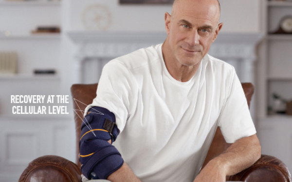 MediaPost's tweet photo. TV Copper Cops To Using Tommie Copper For Pain Relief @TommieCopper @Chris_Meloni #PainManagement #compressionclothing #redlighttherapy . https://t.co/W1ZSkenKHI https://t.co/WbnwBuYfak