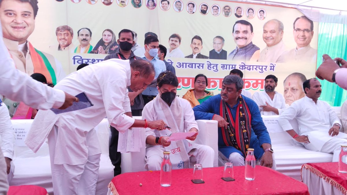 केंद्रीय मंत्री श्रीमंत <a href="/JM_Scindia/">Jyotiraditya M. Scindia</a> जी ने केदारपुर,ग्वालियर में आवासहीनों हेतु आवास निर्माण के लिए पट्टा वितरण कार्यक्रम में सम्मिलित होकर सुविधाओं से परिपूर्ण 23 करोड़ की लागत से 265 घरों के निर्माण  के लिए पट्टे वितरित किये।
<a href="/BJP4MP/">BJP Madhya Pradesh</a>