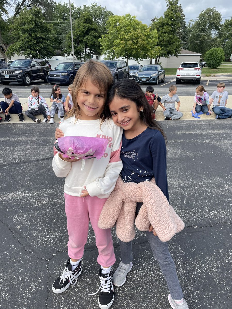 MissRagusin's tweet photo. 🤩 Check out these incredible scientists! We used the Scientific Method to conduct an experiment. Groups built a contraption to protect an egg. We dropped their creations to see if the egg cracked! 🥚 #ilbsd13 #djroars @D13Jaguars https://t.co/zBKVnwj1fy