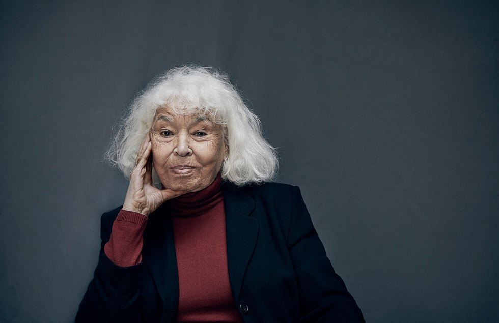 NawalElSaadawi1's tweet photo. ان انخفاض مكانة المرأة في المجتمعات ال��أسمالية رغم تقدمها العلمي والتكنولوجي وثرائها النسبي يجعلنا ندرك ان الطريق نحو الاشتراكية هو الطريق نحو تحرير المرأة وتحرير الرجال أيضا . لأن الرجل بسلبه انسانية المرأة يسلب انسانيته هو أيضا .
#نوال_السعداوي
https://t.co/3p0JIifpSN https://t.co/PdmCaJL9E2