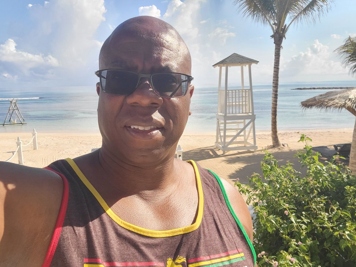 DJLBOOGIE832's tweet photo. Nothing wrong with a lil sunshine.   
#BackFromVacay #BeachBum https://t.co/QNrpiip0Du