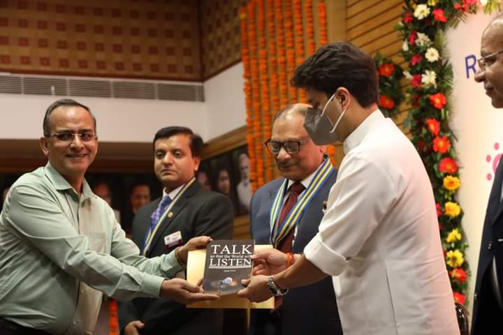 आज केंद्रीय मंत्री श्रीमंत <a href="/JM_Scindia/">Jyotiraditya M. Scindia</a> जी ने ग्वालियर में,रोटरी क्लब के 76वें स्थापना समारोह में सम्मिलित होकर नए पदाधिकारियों को शपथ दिलवा कर कार्यक्रम स्मारिका का विमोचन किया|
<a href="/BJP4MP/">BJP Madhya Pradesh</a>
<a href="/MPBJYM/">BJYM Madhya Pradesh</a>
