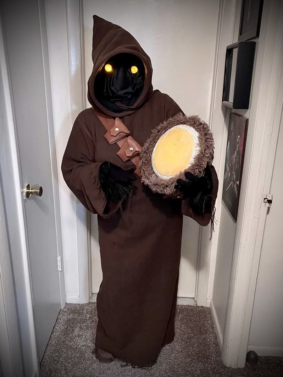 501stFirstState's tweet photo. DZ-29423 is enjoying a celebratory Sooga because she was just approved for The 501st Legion. Welcome to the First State Garrison and happy scavenging. Utinni!
#501stLegion #FirstStateGarrison #KraytClanDetachment #Jawa #NewMember #BadGirlsDoingGreat https://t.co/uVaktLcsyT