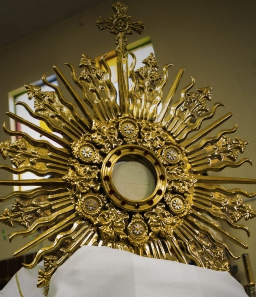 CarolBV7's tweet photo. Alabado sea el Santísimo Sacramento del Altar https://t.co/O8hwdDkL4K