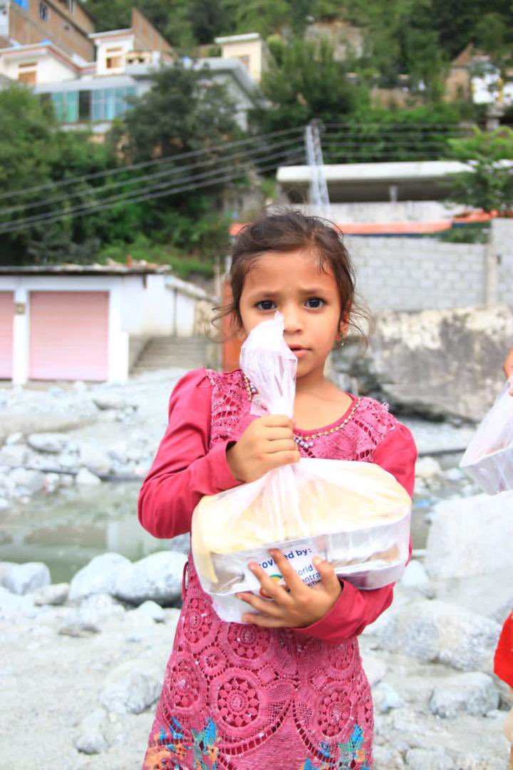 WCKitchen's tweet photo. Every day in Pakistan, WCK &amp; our partners Instant Aid prepare meals from a Field Kitchen in Swat, a northeastern city heavily impacted by the flooding. Today the team prepared beef qorma &amp; chalaw, with naan &amp; water for displaced families in camps and at clinics. #ChefsForPakistan https://t.co/4aQQ3MTh0V