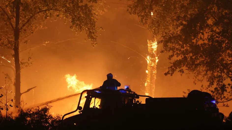 Gironde : plus 400 hectares brûlés dans le Médoc, la commune de Saumos évacuée

francetvinfo.fr/faits-divers/i…