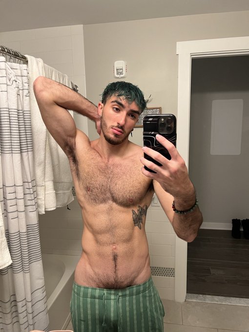 Goodmorning from your favorite green hair Italian boy ♻️ How y'all feeling today? https://t.co/hQmQb