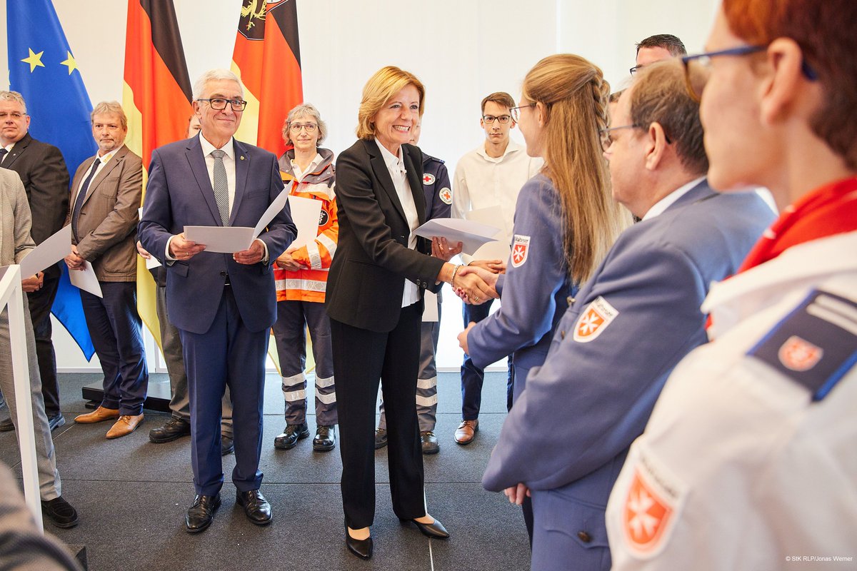 Haupt- und ehrenamtliche Kräfte, die im Zusammenhang mit der Flutkatastrophe im nördlichen #RLP eingesetzt waren, wurden heute durch Ministerpräsidentin Malu #Dreyer und Innenminister Roger #Lewentz mit der rheinland-pfälzischen Fluthilfemedaille 2021 geehrt. 🎖