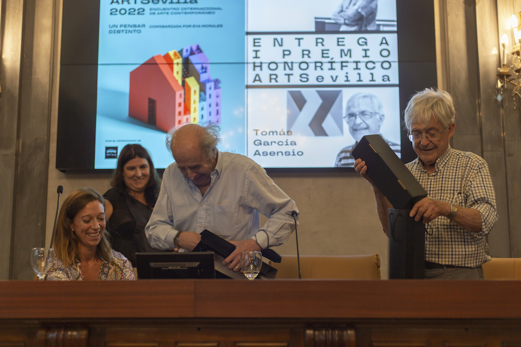 El pasado jueves entregamos los primeros PREMIOS HONORÍFICOS ARTSevilla a los dos artistas consagrados de la muestra "UN PENSAR DISTINTO", que esta edición ha comisariado nuestra directora Eva Morales. Los que recibían el premio eran #AntonioAgudo y #TomásGarcíaAsensio