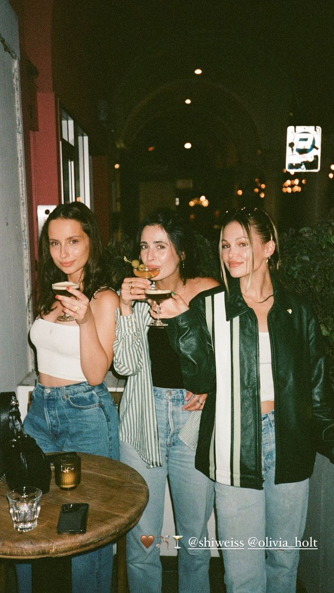 oliviaholtarg's tweet photo. 📸 Olivia Holt con sus amigas Emily Lauren y Shira Weiss en una cena con amigos en Los Ángeles (09/07/22). https://t.co/XGFk9F6IFp