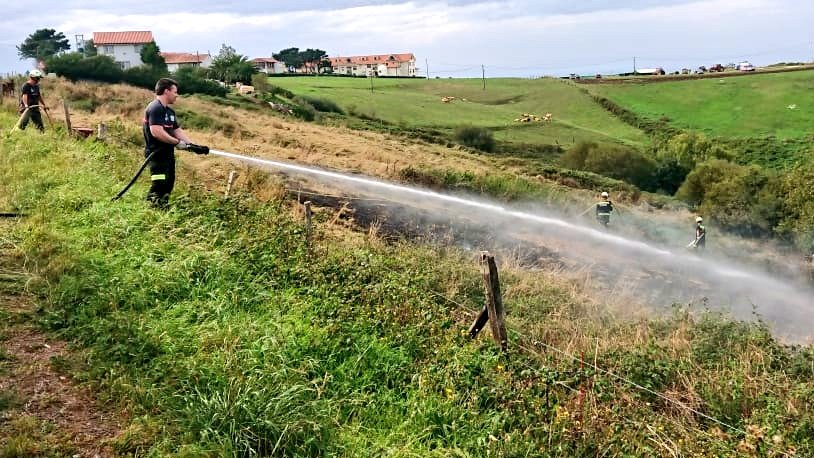 112Cantabria's tweet photo. Extinción de incendio de pradería en el km 1,5 de la #CA236 #Gerra #SanVicenteDeLaBarquera. Asiste la intervención @guardiacivil. https://t.co/NrQGOX5x26
