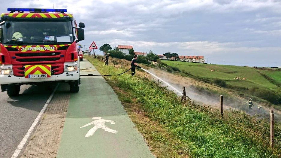 112Cantabria's tweet photo. Extinción de incendio de pradería en el km 1,5 de la #CA236 #Gerra #SanVicenteDeLaBarquera. Asiste la intervención @guardiacivil. https://t.co/NrQGOX5x26
