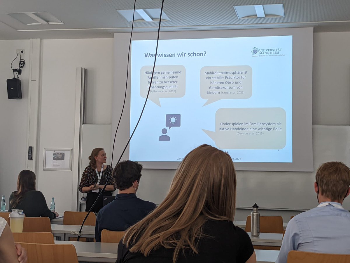 PhilippKadel's tweet photo. Very insightful presentation by my colleague @KnoblVanessa at #DGPs2022 about the dimensions and importance of mealtime atmosphere in family meals. Great first conference talk! https://t.co/Qe5wbmACxi