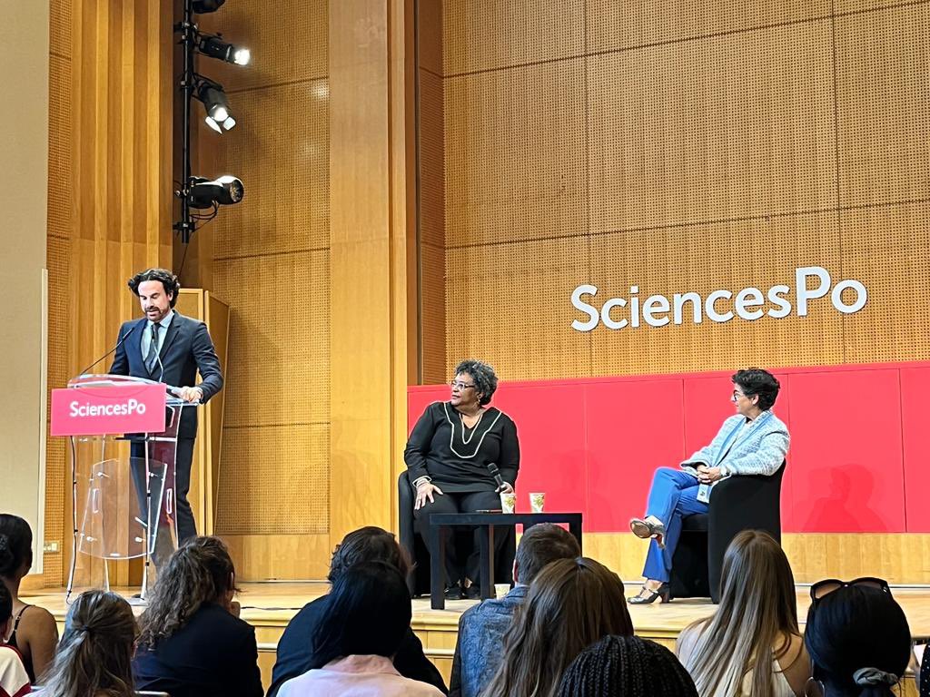 sciencespo's tweet photo. 🔴 Follow live @PSIASciencesPo's Inaugural Lesson by @miaamormottley, Barbados Prime Minister ➡️ https://t.co/ZtbmchXVdz #WelcomeToScPo #RentréeScPo cc. @MathiasVicherat @AranchaGlezLaya https://t.co/FO9SLB0wV0