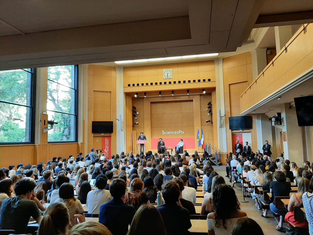 sciencespo's tweet photo. 🔴 Follow live @PSIASciencesPo's Inaugural Lesson by @miaamormottley, Barbados Prime Minister ➡️ https://t.co/ZtbmchXVdz #WelcomeToScPo #RentréeScPo cc. @MathiasVicherat @AranchaGlezLaya https://t.co/FO9SLB0wV0