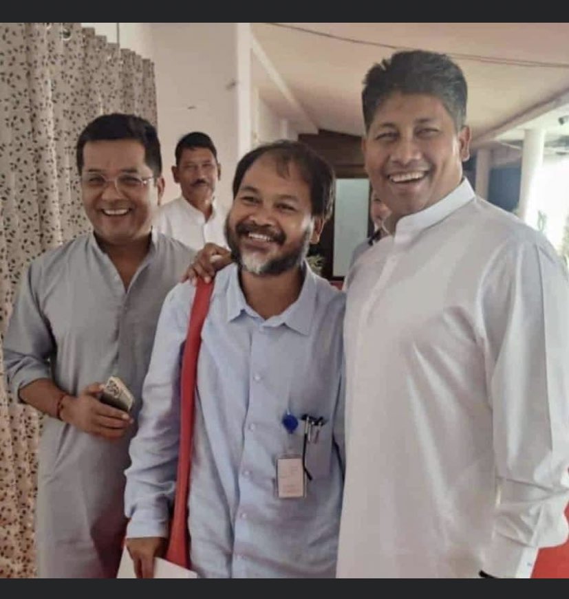 chandropol's tweet image. Be with someone who makes you smile a lot . 

#smilemore #friendshipgoals #beautifultime