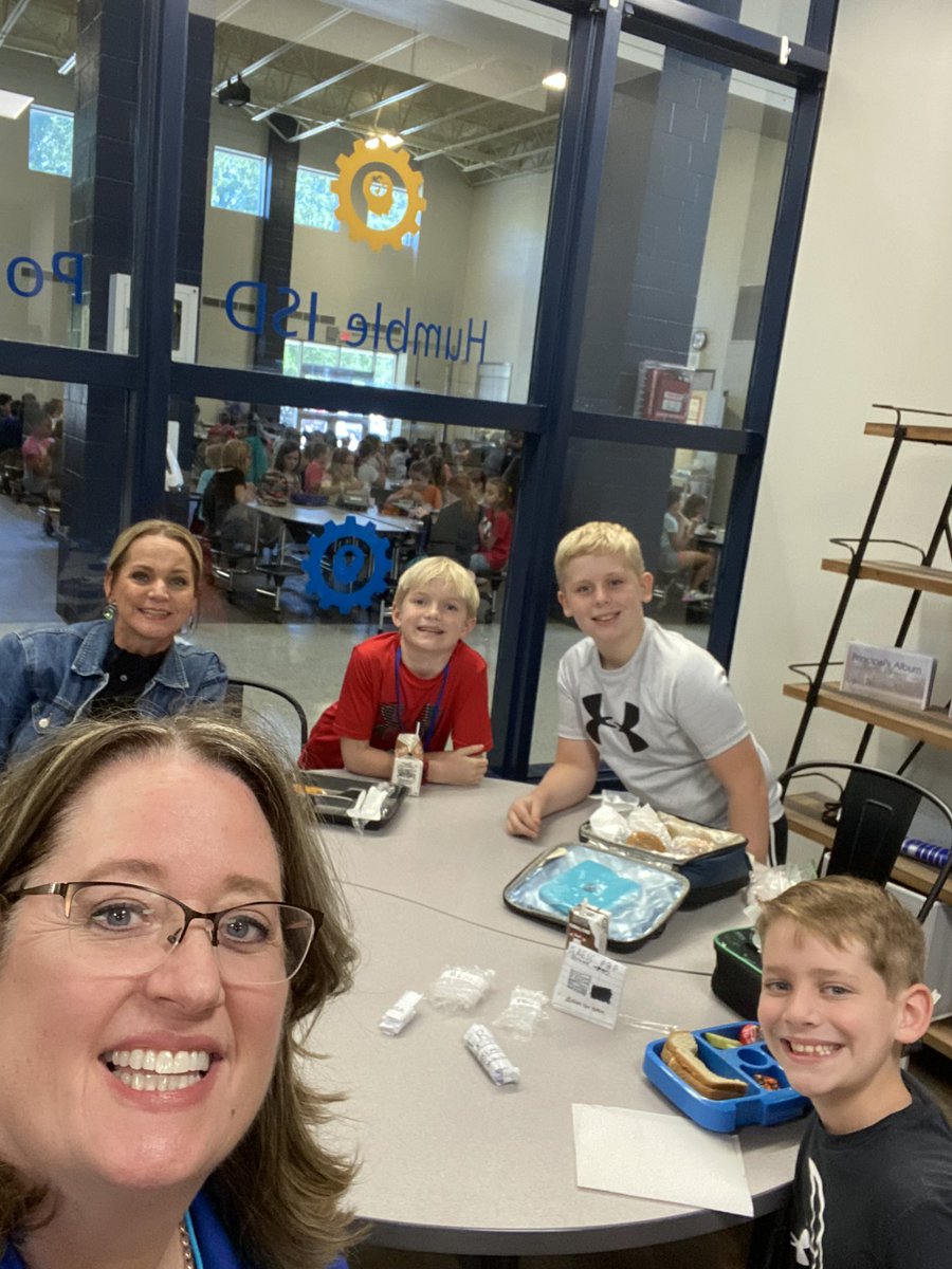 HumbleISD_DWE's tweet photo. Executive Lunch with our Club Committee! Students came ready with their prototypes! #creativeinnovators #POG competencies 🐬❤️POG https://t.co/CMeCNQaMvM