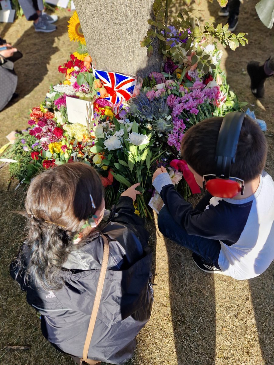 danniibarr's tweet photo. @BPSMissStanners @BPSMissCanning @BPSMrsCowie @BonnybridgePS @MissC_HT @DonnaAKilpat13 @BPSMrChalmers Today we paid our respects to the late Queen Elizabeth and witnessed her journey from Holyrood to St Giles Cathedral. https://t.co/7ubBWLy6zB