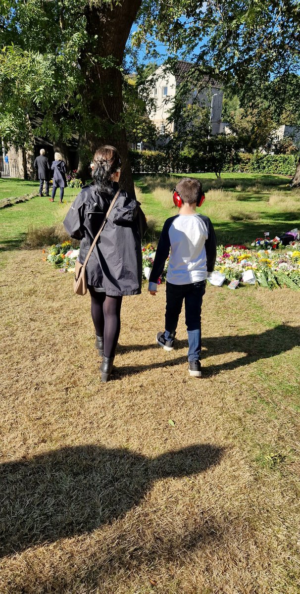 danniibarr's tweet photo. @BPSMissStanners @BPSMissCanning @BPSMrsCowie @BonnybridgePS @MissC_HT @DonnaAKilpat13 @BPSMrChalmers Today we paid our respects to the late Queen Elizabeth and witnessed her journey from Holyrood to St Giles Cathedral. https://t.co/7ubBWLy6zB