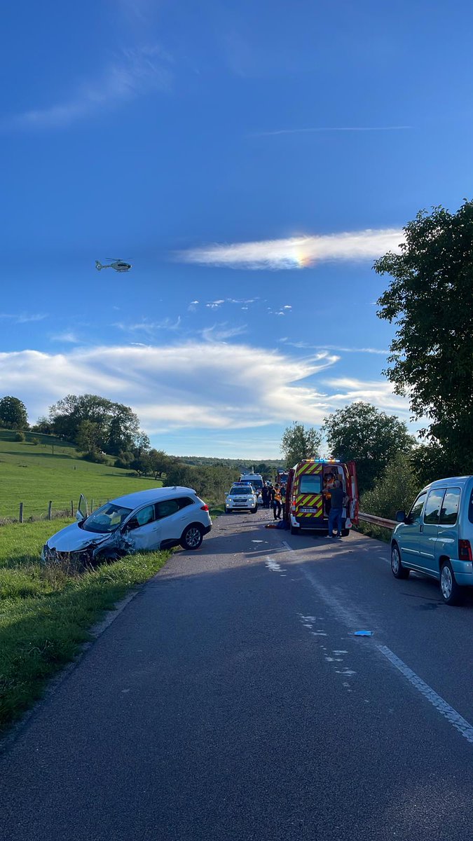 SDIS88's tweet photo. [Opération]
Accident entre une voiture et une moto à #BelmontSurVair

19 #pompiers renforcés par 2 VLM du #Samu88 et l'hélicoptère du #Samu54 prennent en charge 4 victimes dont 2 blessés graves

⛔La D13 est fermée à la circulation

Prudence sur les routes https://t.co/uC8Kr6vlaz