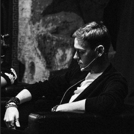 _demonicsoul_'s tweet photo. Аля-улю, в котором Арсений Попов и Антон Шастун — бывшие, пришедшие на шоу с откровенными вопросами и детектором лжи. 
———
— И последний вопрос, — еле выдохнул Антон, а сердце почему-то стало биться в разы быстрее. — Ты всё ещё любишь меня? 
— Нет, — ни секунды не медлив, https://t.co/KloXxGm6Eg