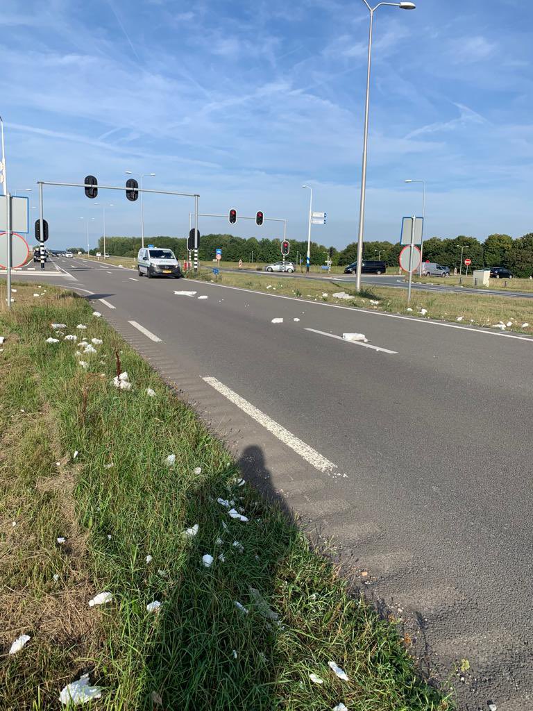 Verloren Tempex platen, op de N702 Hoge Ring kruising Muziekdreef, liggen nu over een kilometer lengte in kleine stukjes in de berm. @Wezijnerweerdrukmee <a href="/FlevoWegen/">FlevoWegen</a>
