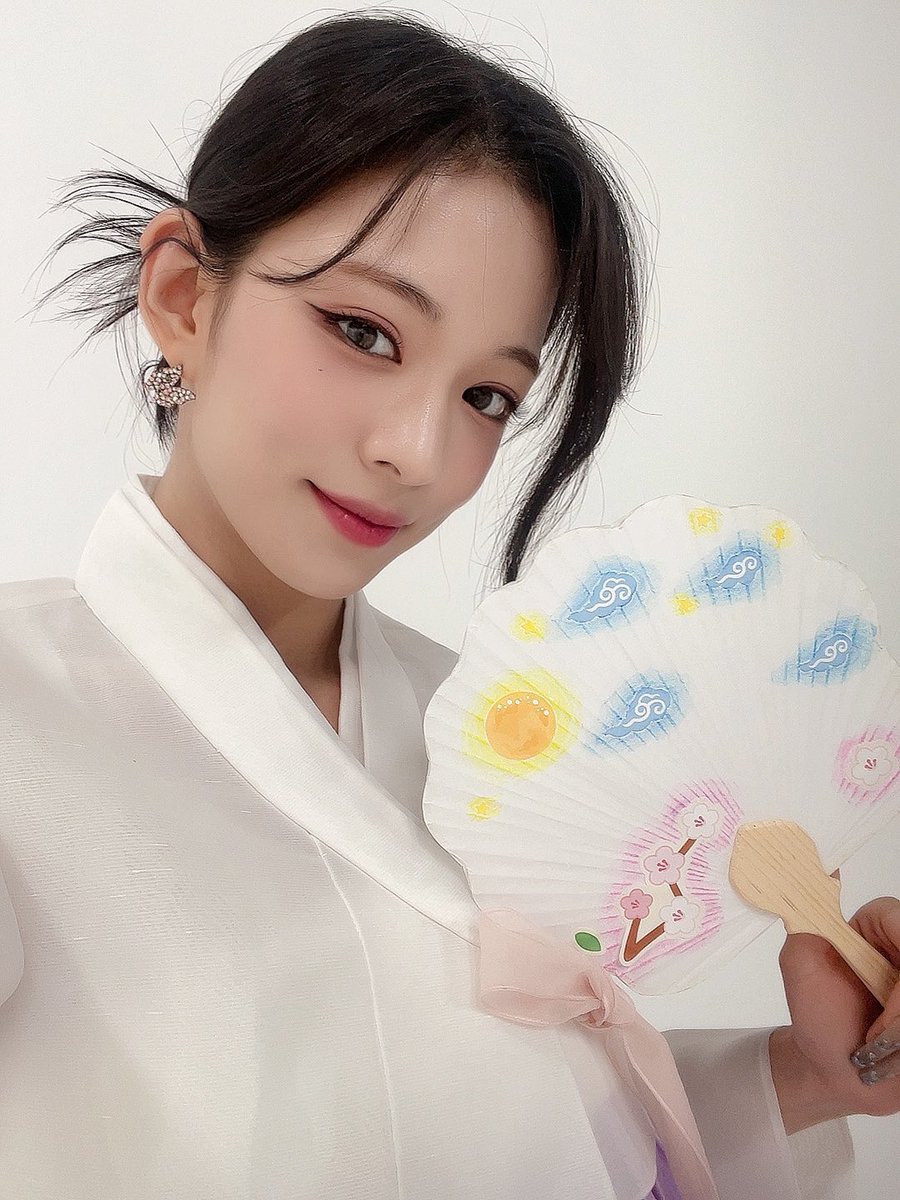 lee chaeyoung pics tweet media