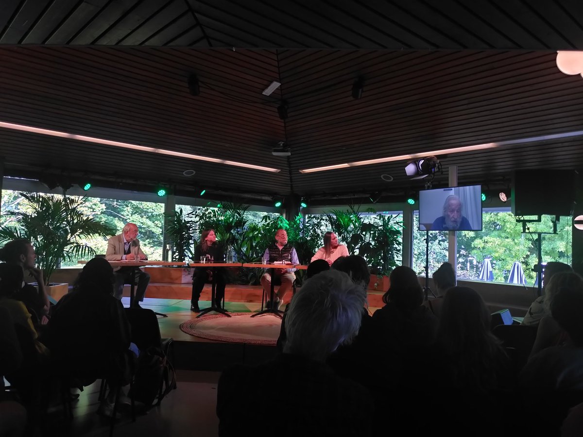 paulinewes's tweet photo. Inspiratie bij de #amsterdamclimateweek van #attila @tolhuistuin van @mattheadj . Prof @chomsky_quotes zegt dat de komende twee maanden bepalend zijn in human history.
Doe je ding waar je goed in bent, zou ik zeggen. Echt goed. En dat heeft vast niets met geld te maken. https://t.co/DBrxq31Xmo
