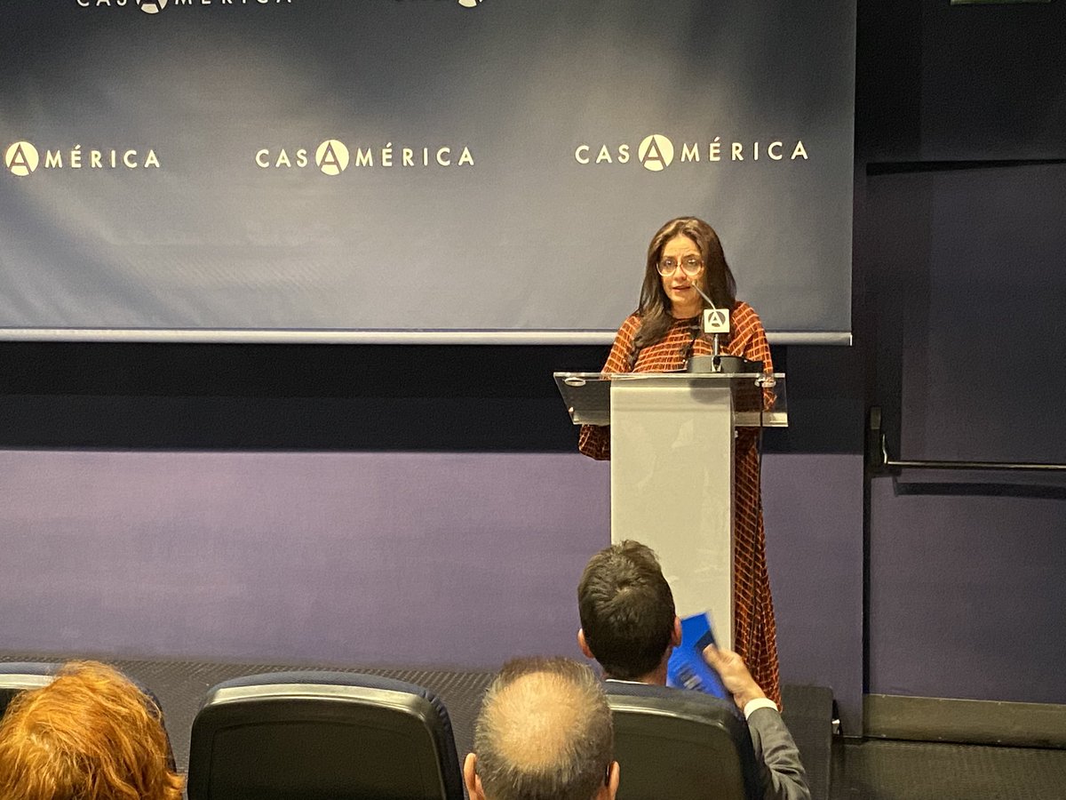 casamerica's tweet photo. 📽️ Estamos presentando el largometraje hondureño 𝙈𝙤𝙧𝙖𝙯𝙖́𝙣 con @enriqueoj3600 y @hondurasnespana.

🇭🇳 Relata los últimos días del prócer hondureño Francisco Morazán, fusilado en Costa Rica (1842) cuando luchaba por la unión de Centroamérica.

📸 Así está siendo👇 https://t.co/c6KnnU9kMJ