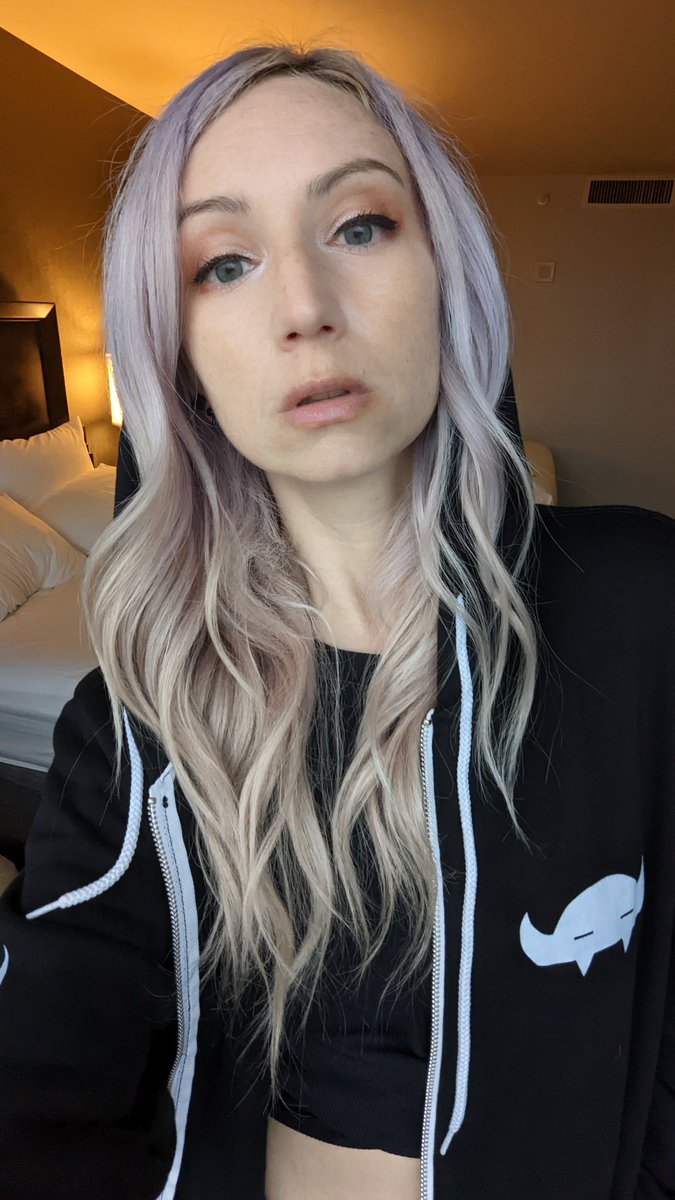 AgnesGarbowska's tweet photo. I officially own the world's softest sweater from @DevilsDue. How can this sweater be so soft?! 🥹
Thanks @blaylockcomics for this awesome sweater! Now I can walk around and pump out Devil's Due Comics. Ya!
Also loving my current hair colour!
#devilsduepublishing #indycomics https://t.co/DA8WWcCwrY