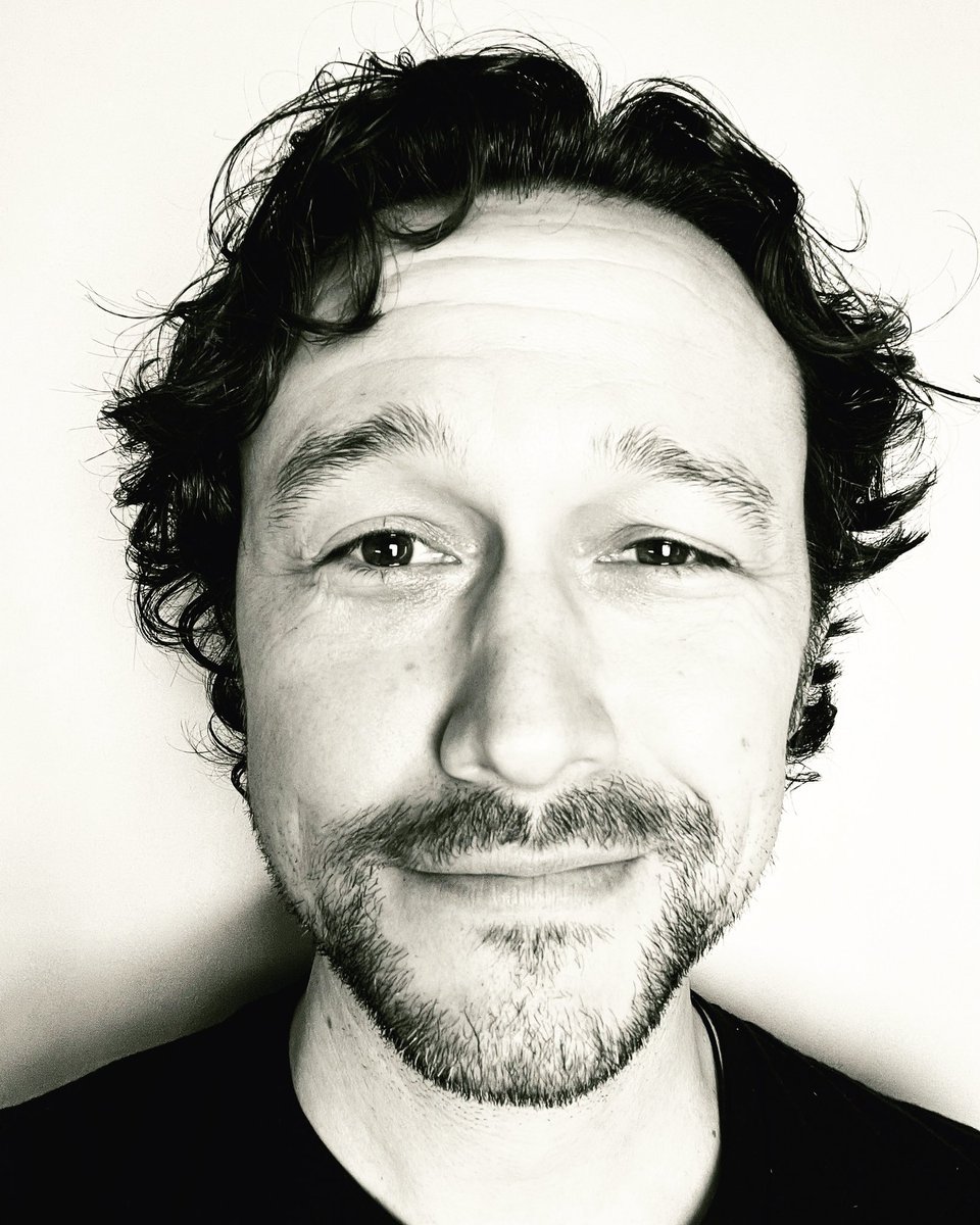 hitRECordJoe's tweet photo. Actors used to call photos like this head shots. Now they’re called profile pics. https://t.co/BtraOIuTFX