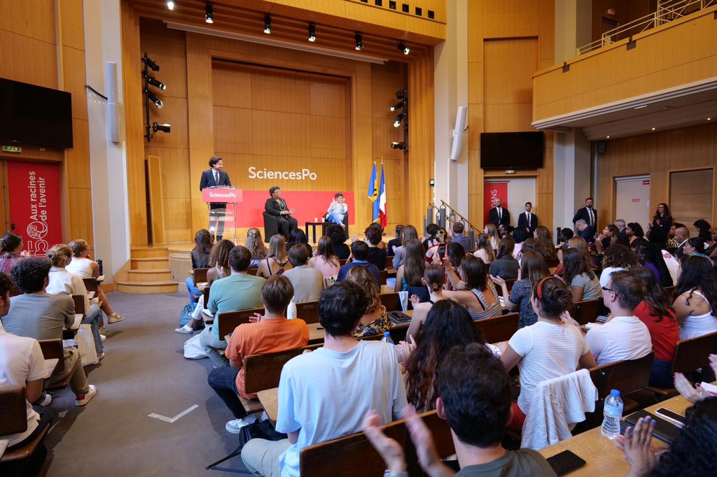 sciencespo's tweet photo. "@miaamormottley, Barbados Prime Minister, has shown great leadership in the fight against #ClimateChange on the international stage; her influence extends well beyond her country, Barbados, and the Caribbean region." @mathiasvicherat #RentréeScPo #WelcomeToScPo #ScPoMottley https://t.co/j2YWHGVjeF
