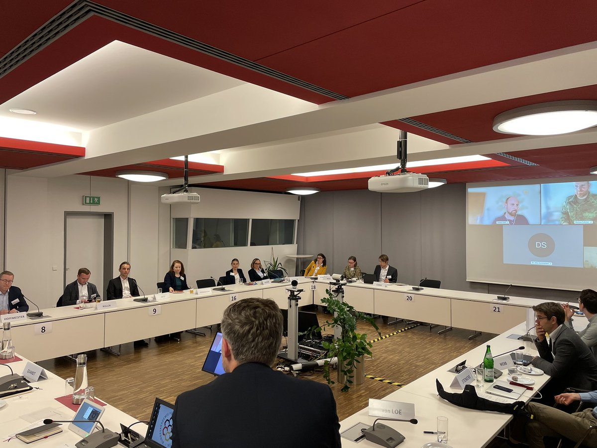QuandtStefan's tweet photo. Der Arbeitskreis #Junge_Sicherheitspolitiker der @BAKS_Bund bereitet aktuell die Präsentation der Ergebnisse des Jahresthemas „🇪🇺 - sicherheitspolitische Gestaltungsmacht?“ für den 27. Oktober vor. Inhaltlich + methodisch geht der #AKJS neue Wege. #Debatte #Diskussion https://t.co/1307LWClLk