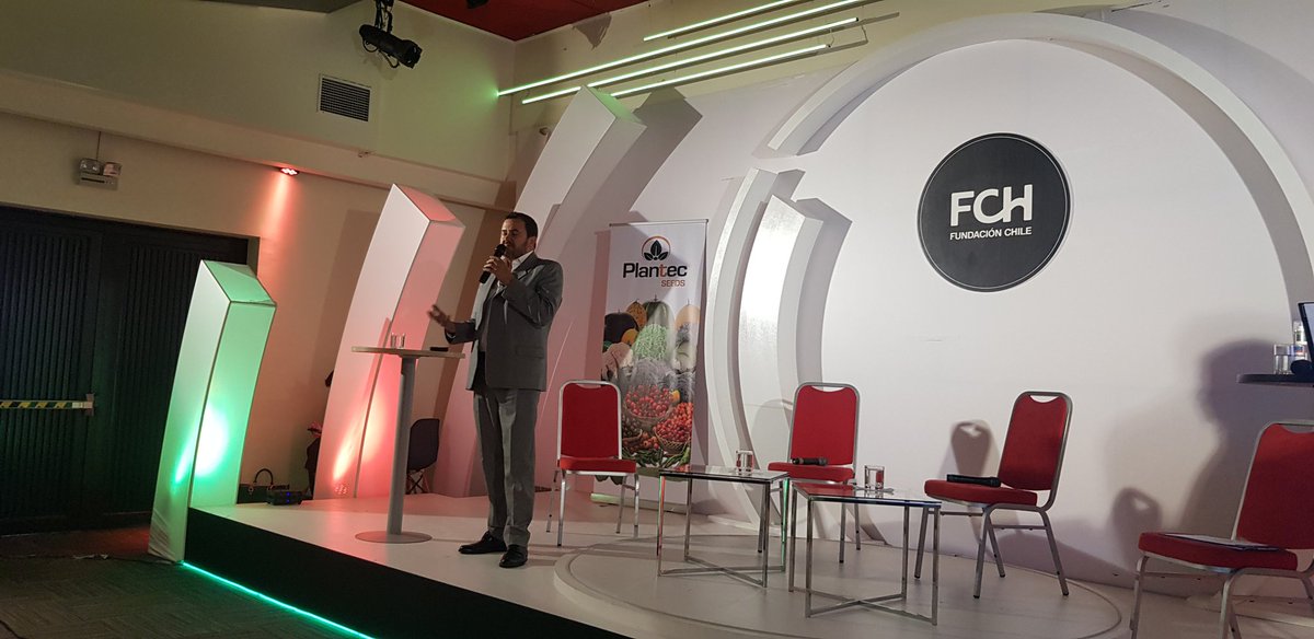 IICAChile's tweet photo. En conversatorio #Plantec @ChiribogaHernan reflexiona sobre tendencias y desafíos de la Agricultura del futuro, mostrando el trabajo del #IICA en 34 países de América junto a la Agricultura Familiar, el mundo exportador y el de la innovación https://t.co/IqFbNW6Uaa