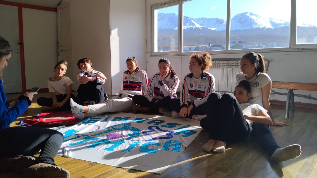 CaslaSocial's tweet photo. En el marco del #MaratónDeLectura, se incorporaron momentos de lectura a los entrenamientos de nuestras y nuestros deportistas. 
Hoy fue el turno de las gimnastas de #GimnasiaRítmica que están disputando el Torneo Nacional de Clubes en Ushuaia. 
#SanAntonio #SanLorenzo
💙❤️ https://t.co/w1b7iTW2Ln