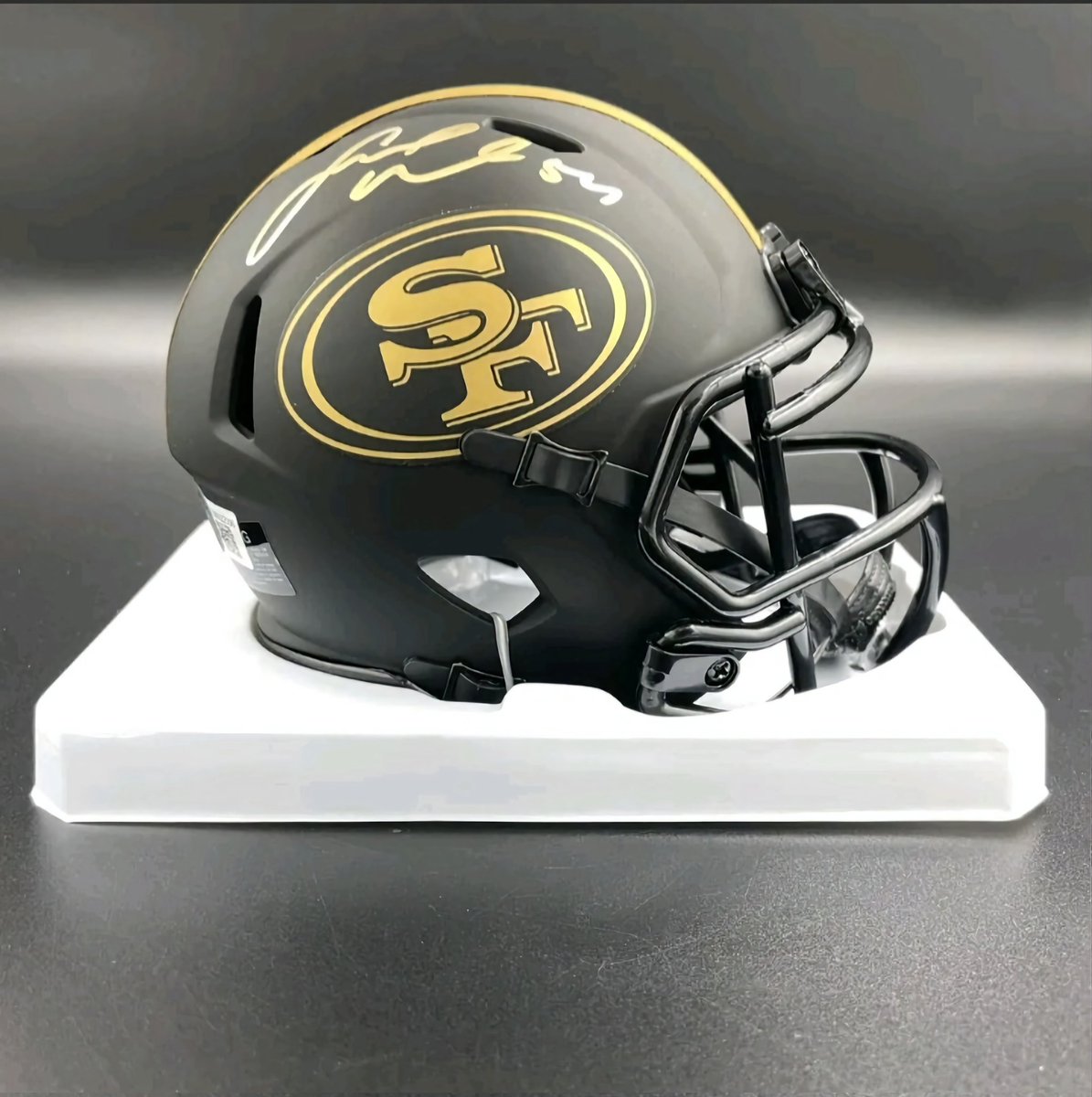 FaithfulGiveway's tweet image. 🚨#FaithfulGiveaway # 94🚨

Not Victory Monday 😔 but still a Giveaway thanks to @49ersj5! 

Up for grabs is an #Autographed Fred Warner Mini Helmet!

To Enter

1.Follow &amp;amp; Retweet

2.Comment below why you love Fred Warner!

3.Winner announced at Kickoff on 9/18

#49ers #NFL #FTTB