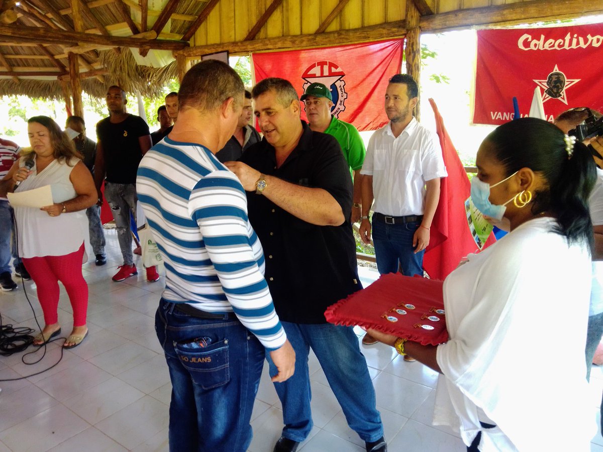 Camagüey hará una zafra 2022-2023 en medio de limitaciones de recursos, pero con hombres que vencen las dificultades como un grupo de choferes y operadores de combinadas millonarios, con los cuales se puede contar para una contienda digna...#Camaguey