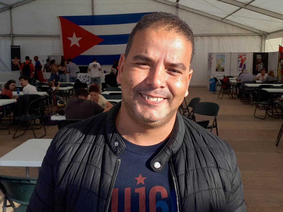 .<a href="/YoerkySanchez/">Yoerky Sánchez</a> agradeció las muestras de solidaridad con #Cuba🇨🇺, reiteró la voluntad d los cubanos d resistir las agresiones y de defender su soberanía, en el multitudinario foro político-cultural l’Humanité, q culminó este domingo en la París.  
#Solidaridad 
#EliminaElBloqueo