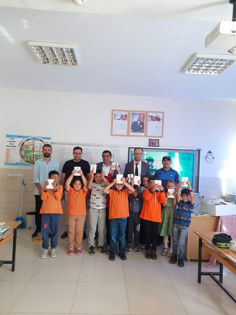 Tatlarinilkokul's tweet photo. Belediye Başkanı Sn. Ercan Selvi yeni eğitim öğretim yılını kutlayarak öğrencilerimize hediyeler dağıttı.
@Mahmut50bucak @semihkirim @MemetPolat0247 @TCAcigol 
@nevsehirmem https://t.co/VU5lMLFX8F