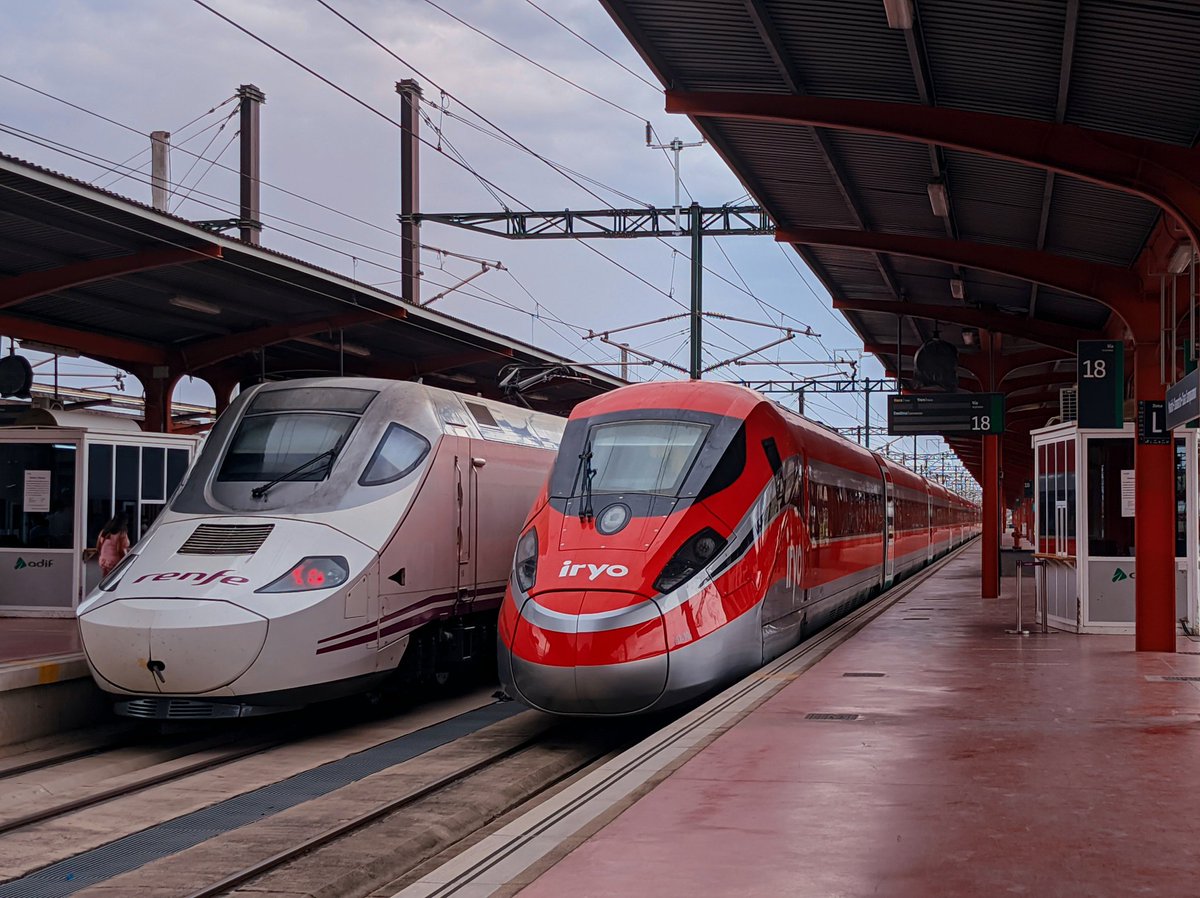 BlogFerroviario's tweet photo. El 109.002 de @iryo_eu junto a un 730 de @Renfe, esta tarde en Chamartin. https://t.co/bUwI4qOm7F