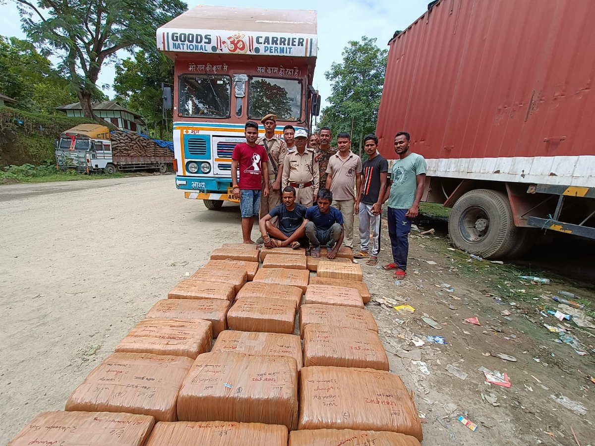 sribhumipolice's tweet photo. #AssamAgainstDrugs
927 kgs of ganja were recovered in 2 separate incidents along the Assam Tripura border by team of Churaibari WP today. The relentless fight against the persistent drug traffickers continues!
@CMOfficeAssam @assampolice @DGPAssamPolice @gpsinghips @HardiSpeaks https://t.co/TxjYTOlxib