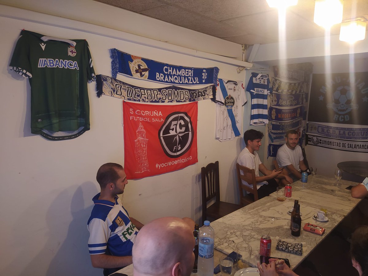 Mesteveze's tweet image. As rapazas e rapaces do @5Corunafs xa ten o seu rincon en Barcelona na sede da @pdmiau #PorElas #PorEla @Aficion5coruna