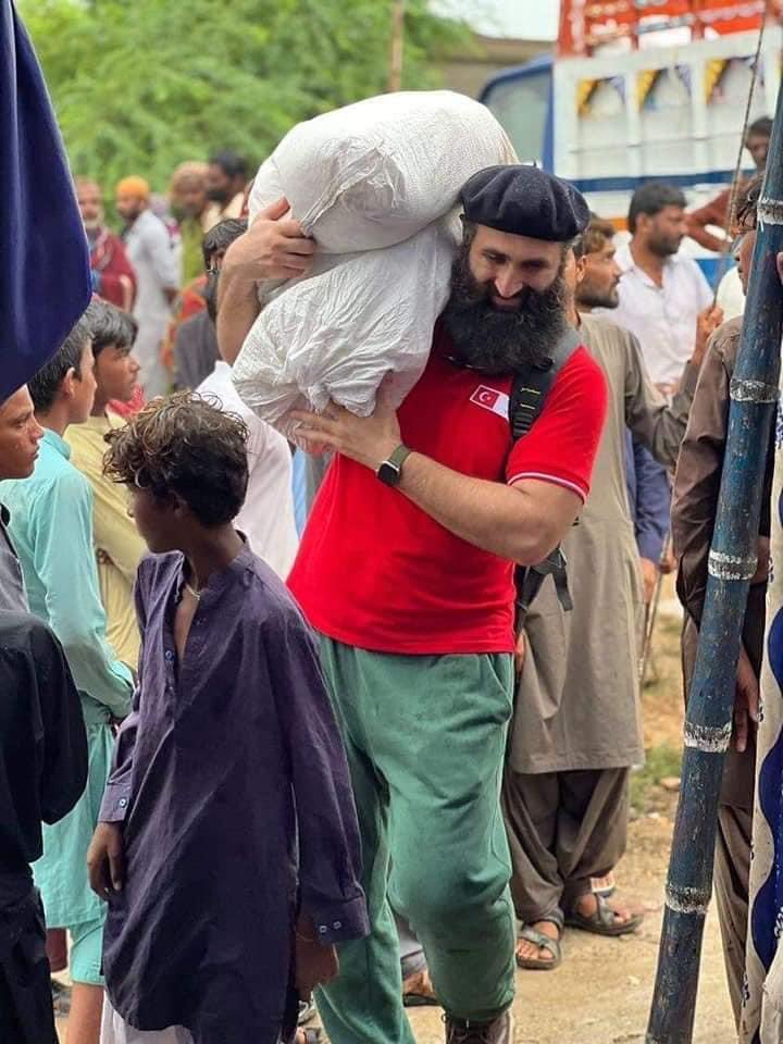 Izhar2u's tweet photo. Guess who is in Sindh as volunteer in flood relief activities. https://t.co/7oe8L8EtXa